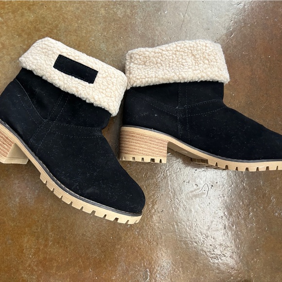 Cozy Black and Cream Ankle Boots - Picture 8 of 9